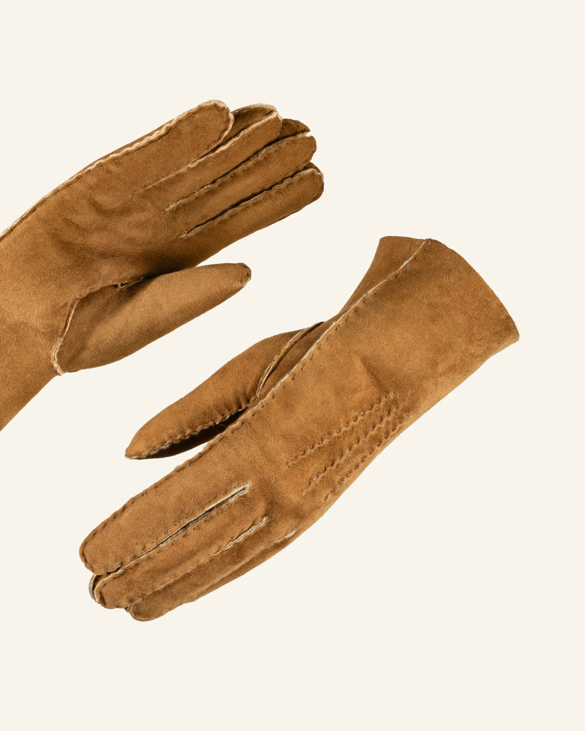 Camel men's shearling leather gloves detail