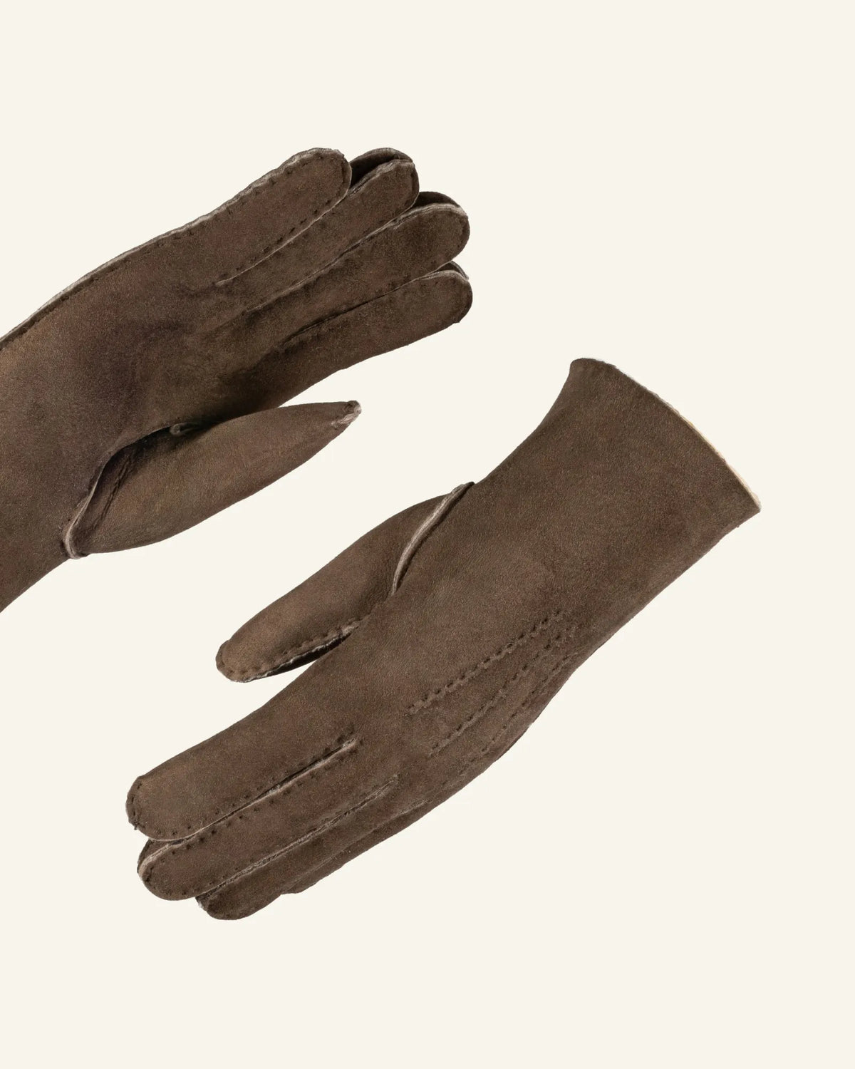 Taupe men's shearling leather gloves detail