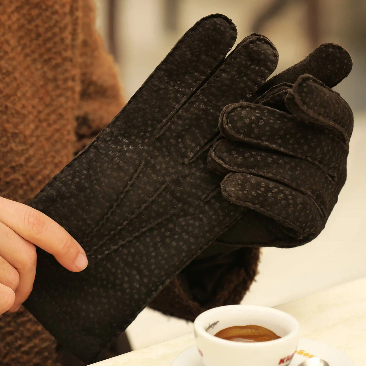 carpincho leather gloves for men brown